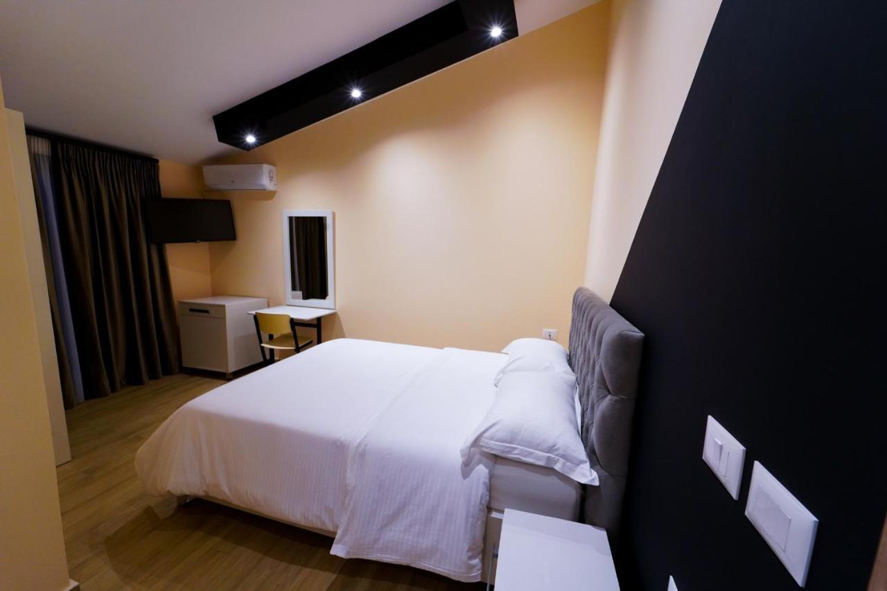Sr99 Hotel Тирана Екстериор снимка