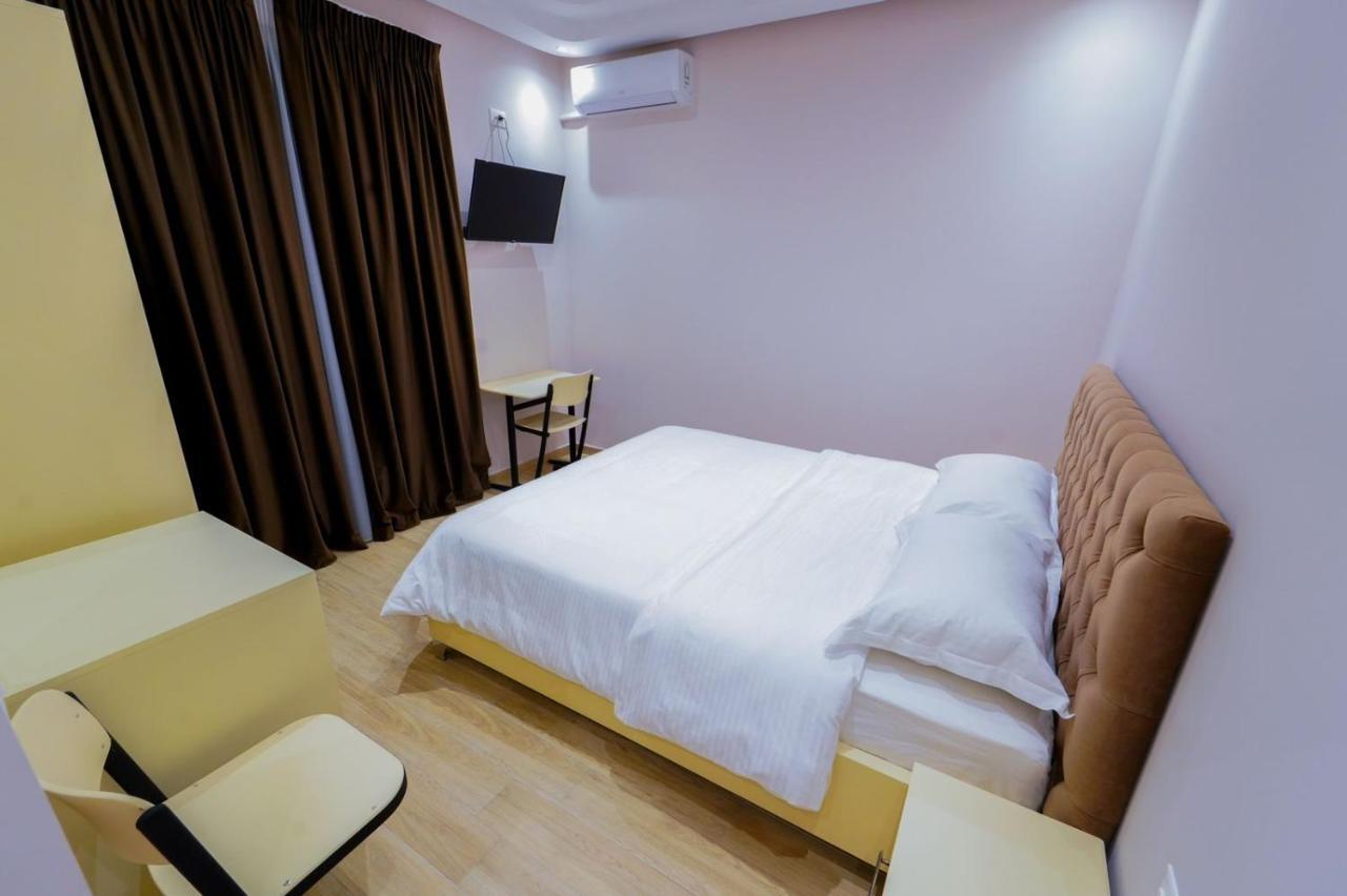 Sr99 Hotel Тирана Екстериор снимка